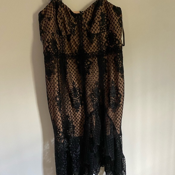 City Chic Women's Plus Size Glamorous Lace Dress - Picture 3 of 4